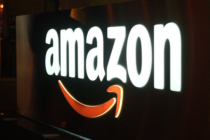 Amazon-Store-Sign-In-Downtown-Toronto
