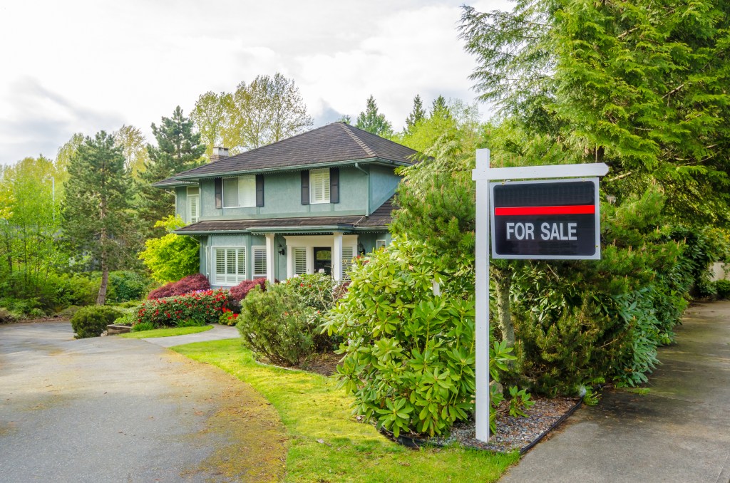 house-sale-real-estate-sign-124369705
