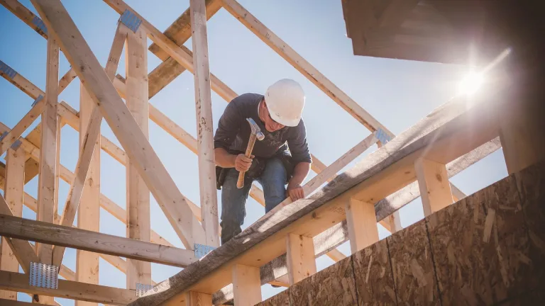 Homebuilder Confidence Hits 14-Year Low Amid Rising Mortgage Rates
